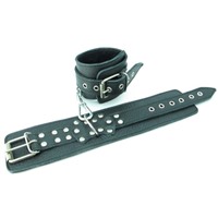 BDSM Арсенал кожаные наручники с пряжкой, черные
На регулируемых ремешках