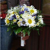 Свадебный букет Даниэла (ромашка, васильки, кампанула) заказать доставку в Москве по лучшей цене в Салоне флористики на Расковой 23а. Круглосуточная доставка в Москве и МО.