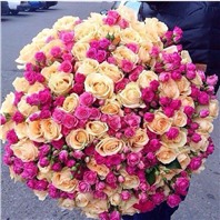 БУКЕТ КРЕМОВЫХ РОЗ С ВЕТОЧКАМИ КУСТОВЫХ РОЗ