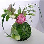 Цветочная композиция из живых цветов Иоанна (хелеборус, лизиантус, салал) заказать доставку в Москве по лучшей цене в Салоне флористики на Расковой 23а. Круглосуточная доставка в Москве и МО.